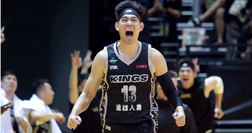 新北國王隊呂政儒飆進三分球，興奮振臂握拳吶喊。（圖／中國時報黃世麒攝）