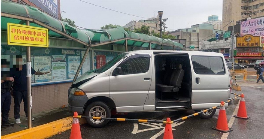 教練失控暴衝監理站。( 圖/翻攝畫面)