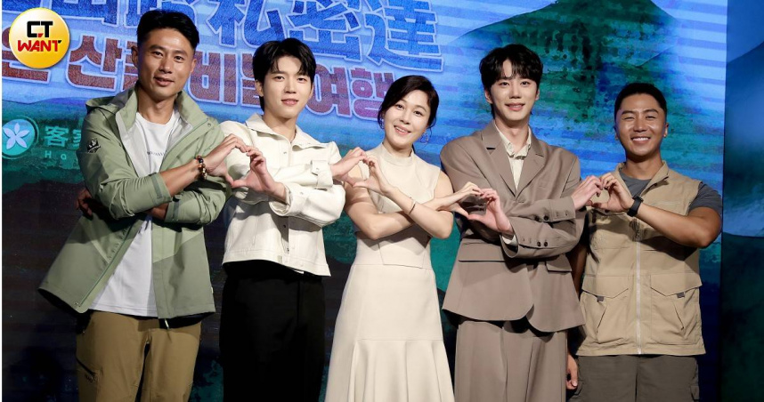 彭小刀（左起）帶領南優鉉、金荷娜、李濬榮、肌肉山山今出席實境秀記者會。（圖／侯世駿攝）