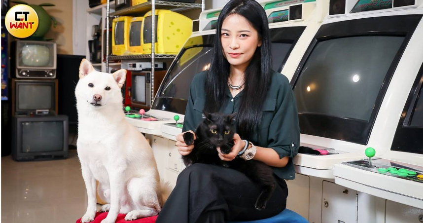 卜星慧家有兩隻毛孩，分別是5歲的白柴「嘎啦嘎啦」和1歲半的黑色米克斯貓「皮蛋」（圖／侯世駿攝）