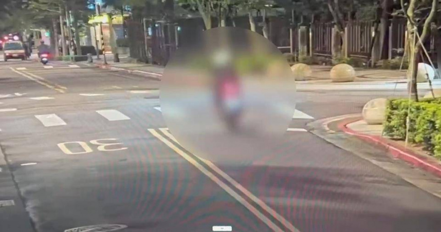 吳男行凶後騎車逃離現場。（圖／翻攝照片）