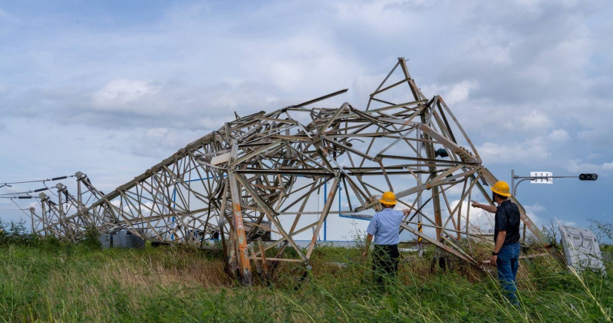 丹娜絲造成全台超過650支電桿、共3座電塔倒塌，創歷史紀錄。（圖／台電提供）