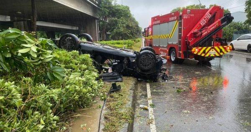 小客車翻覆驚魂環中路驚現水中打滑事故。（圖／翻攝畫面）