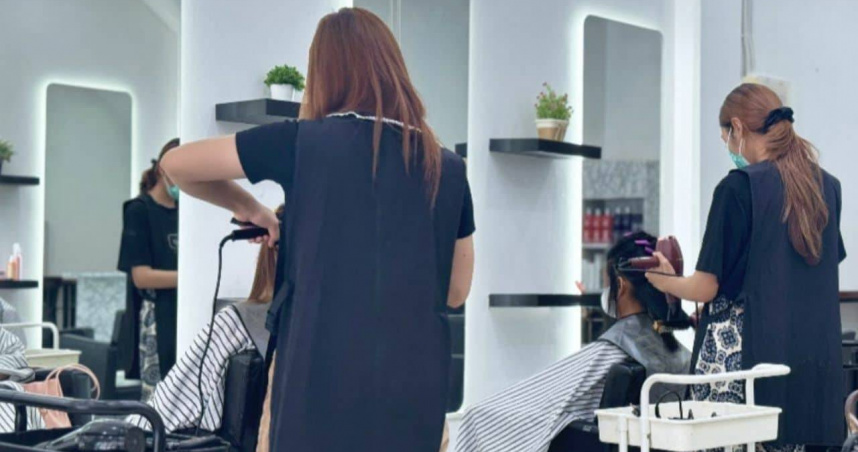 Emmy在臉書公開HIV陰性檢測報告，澄清遭誤解的指控。（圖／翻攝自เอมมี่ พิมพ์รภาดา臉書）