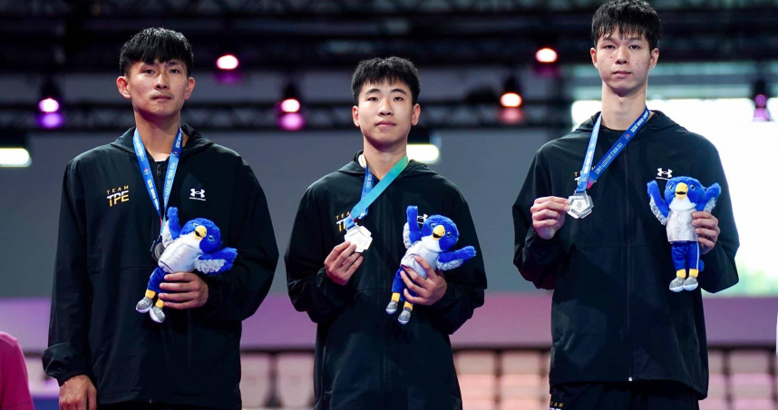 由洪俊義、鍾俊傑及黃卓乘組成的跆拳道男子團體，23日在萊茵魯爾世大運團體賽中摘下男團銀牌。（圖／取自SSU大專學生運動網臉書專頁）
