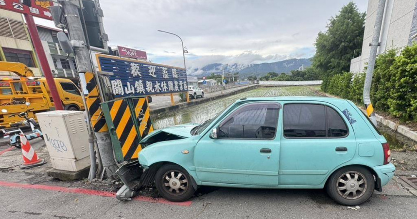 台東縣關山鎮民族路與和平路口28日發生婦人駕車自撞路口號誌意外。（圖／讀者提供蔡旻妤）