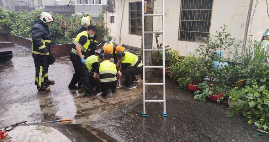 今（1）日下午，新北市鶯歌區發生工安意外，54歲張姓台電承包商在進行搶修作業時，疑似因遭遇突然強降雨不幸觸電失去意識，送醫後宣告不治。(圖／翻攝畫面）