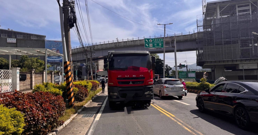 鶯歌今上午發生死亡車禍，騎士與水泥預拌車碰撞送醫不治。（圖／翻攝畫面）