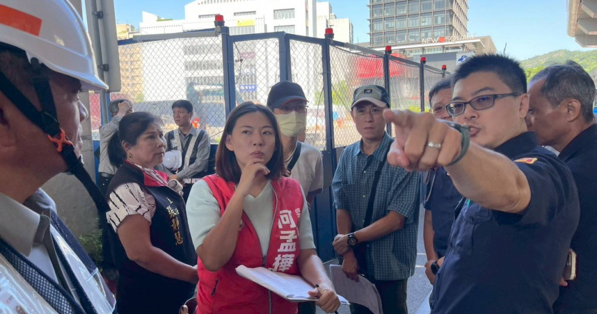 台北市議員何孟樺7日上午與北市交通局、交工處、交通大隊、捷運局一工處，還有中山區成功里里長一同進行會勘。（圖／翻攝自何孟樺臉書）