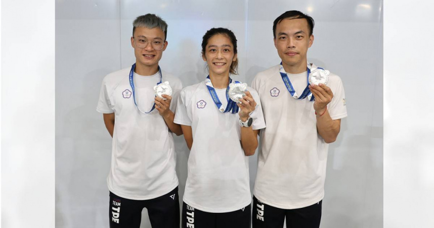 郭立陽（左起）、劉懿萱和趙祖政14日在成都世運會滑輪運動競速溜冰為中華隊進帳3面銀牌。（中華奧會提供）