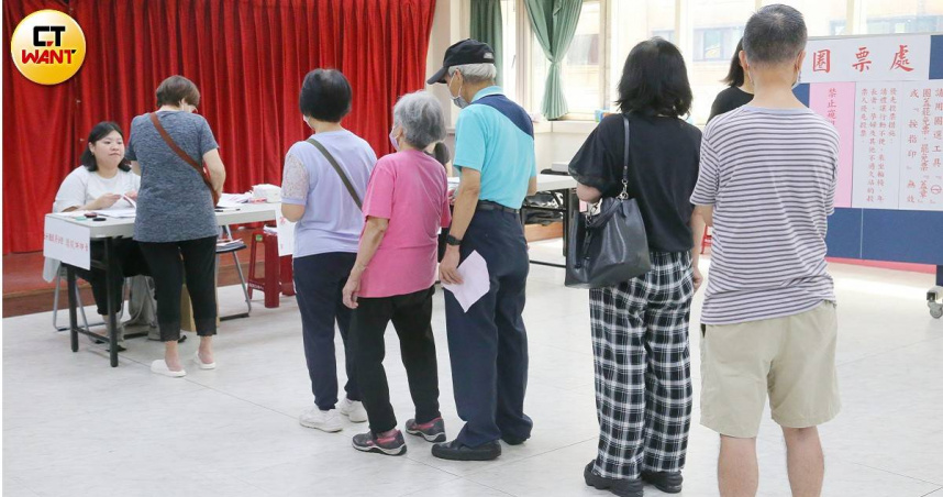 726大罷免前，中選會與事實查核中心曾相繼針對投票人資格進行解釋，但該解釋被在野黨民代質疑有違反選罷法之虞。圖為基隆罷免投票，民眾前往投票（圖／黃鵬杰攝）