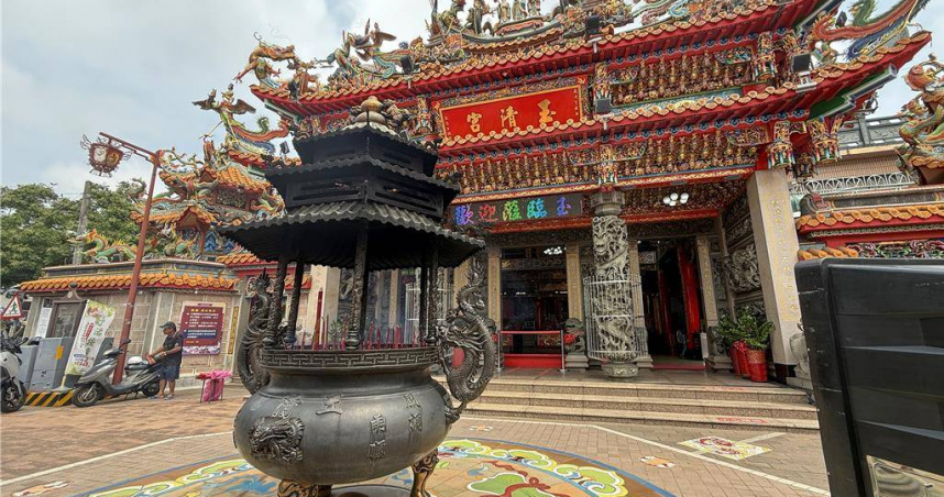 苗栗市玉清宮自2001年封閉金爐、停止焚燒紙錢後，不僅香火依舊鼎盛，更成為全國宮廟推動環保的示範典範。（圖／中國時報呂麗甄攝）
