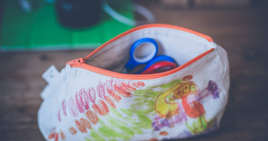 屏東某國中生持美工刀劃傷同學，受傷學生腳部留下8公分傷口。（圖／示意圖，Unsplash）