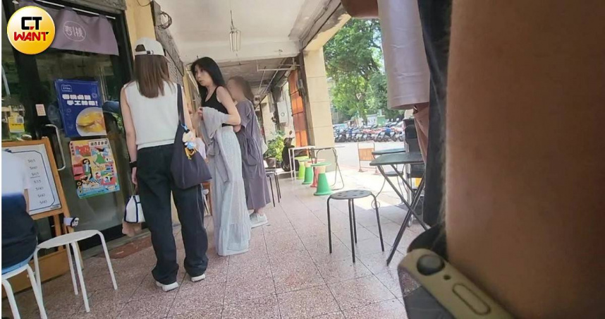 黃嘉千與友人日前在台北市萬華區冰店外等待吃冰。（圖／本刊攝影組）