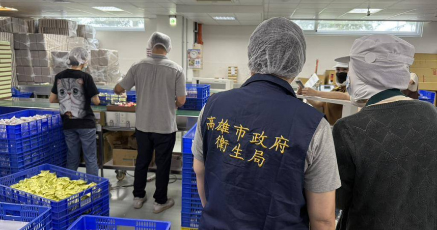 高市衛生局表示，經查該彌月禮盒為客製化品項，油飯是由「不二緻果」委託其他供應廠製作後，再負責將成品組裝進禮盒；衛生局稽查生產油飯的食品供應廠商，發現有多項缺失，已限期改善。（圖／高市衛生局提供）