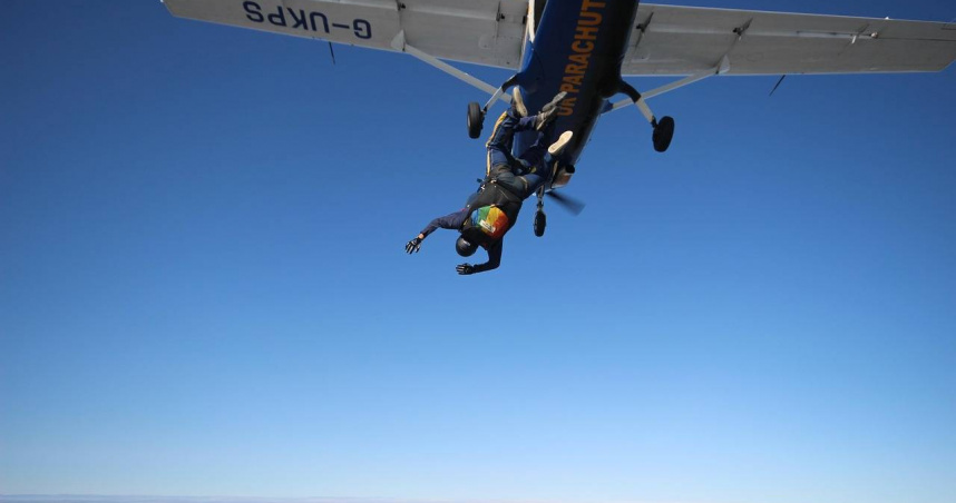 澳洲一架單引擎飛機於完成跳傘任務後墜入濃密灌木林，機上54歲的資深跳傘教練當場身亡。（示意圖／Pixabay）