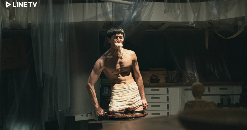 《造物獄》張軒睿遭陸夏囚禁，失去雙腿的上班身被固定在人台，畫面超驚悚。（圖／LINE TV）