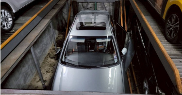 新北泰山某社區機械車位問題頻傳，轎車整輛捲入坑底，周男及時跳車才逃過一劫。（圖／民眾提供）