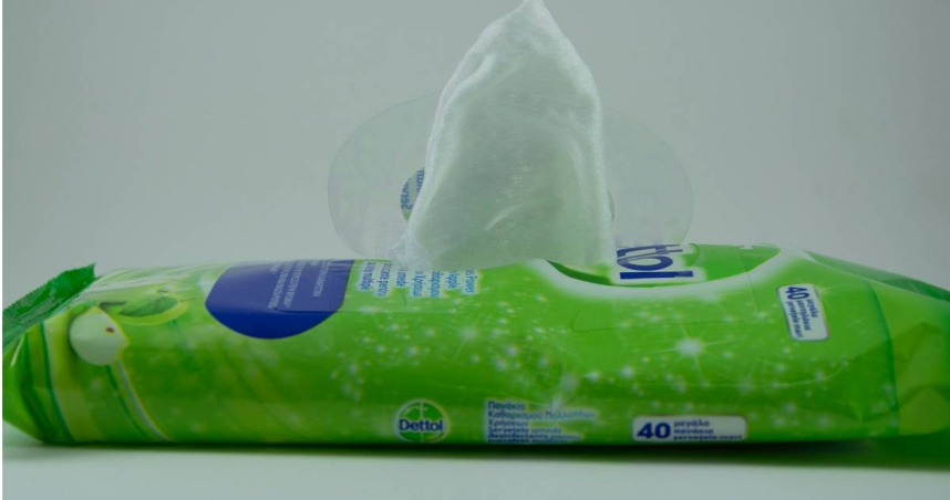 濕紙巾是當前英國下水道系統面對的最大惡夢，政府每年要花費超過1億英鎊（約新台幣41億元）的公帑來清理這些被民眾沖入馬桶堵塞管道的廢棄物。（示意圖／翻攝unsplash）