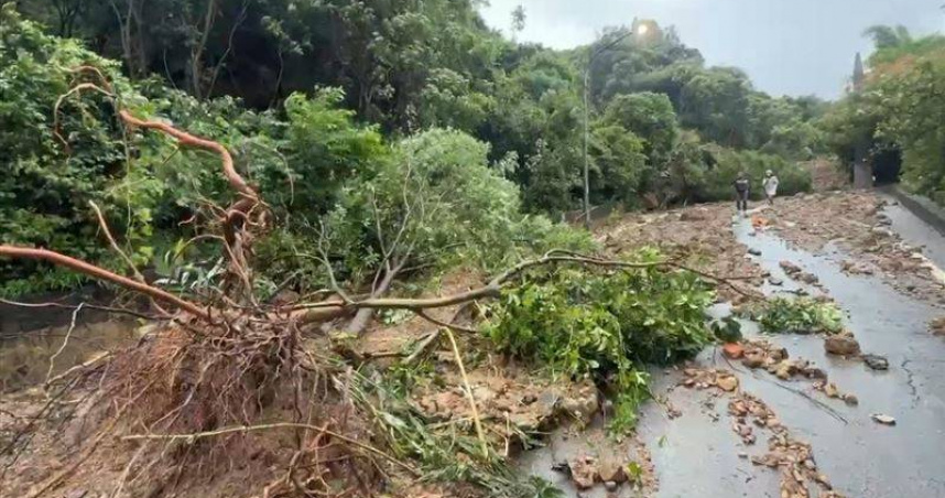 新北市汐止區長青路的老爺山莊今（23）日發生大規模土石坍方。（圖／三立新聞網提供）
