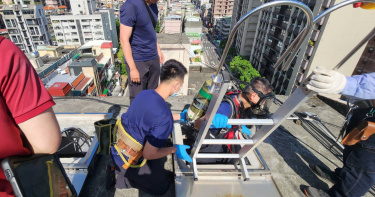 北市消防局獲報，文山區一處民宅水塔內有一具男屍漂浮在上。（圖／翻攝畫面）