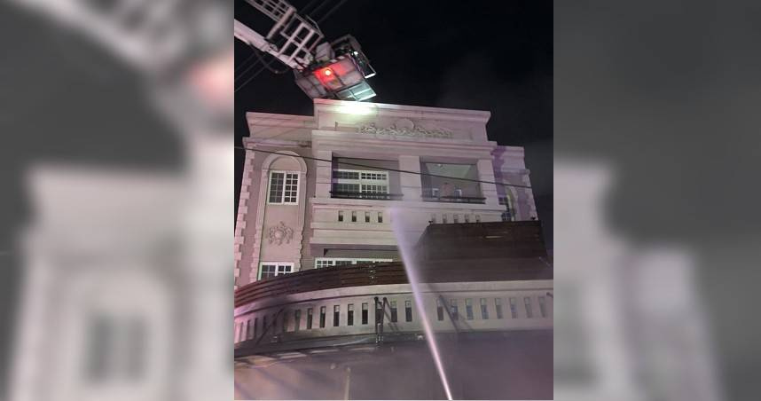 台中市沙鹿區光明街連棟透天厝住宅凌晨發生火警，消防局出動雲梯車救出6名受困民眾，共9人送醫。（圖／翻攝畫面）