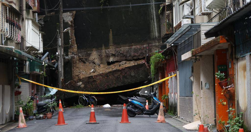 新北新店區錦秀路碧瑤、錦繡2社區旁擋土牆25日坍落。（圖／中國時報張鎧乙攝）