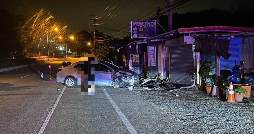 台1線苗栗縣造橋鄉龍昇村內潭路段26日晚間發生一起車禍事故。(圖／翻攝畫面)