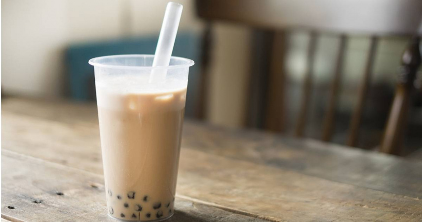 一名消費者在手搖飲喝出穿戴甲片，女店員卻謊稱是女客人掉的。圖僅示意，非當事店家。（示意圖／翻攝自photoAC）