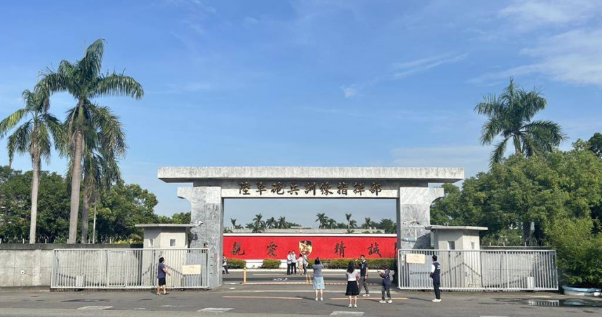 今天是永康砲校正式畫下句點，不少民眾在大門外記錄它的身影。（圖／中國時報曹婷婷攝)