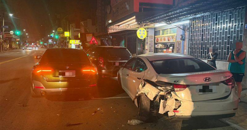 台中BMW女酒駕暴衝人行道。（圖 ／翻攝畫面）