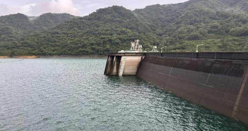 為調節鳳凰颱風與東北季風帶來的豐沛雨量，翡翠水庫管理局指出，截至12日下午3時累積降雨量達232.1毫米，預計今日晚上7時起，以流量每秒310立方公尺調節性放水，圖為翡翠水庫正常水位。（圖／翡管局提供）