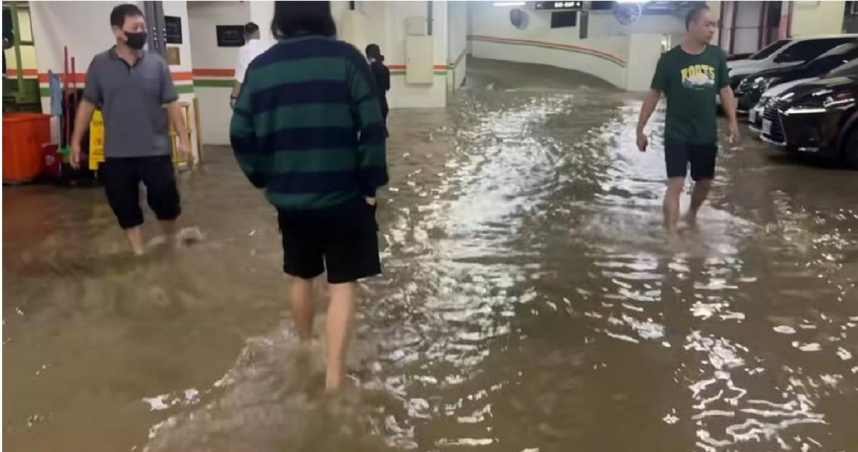 宜蘭縣蘇澳煙波大飯店四季雙泉館 11 日晚間爆發嚴重淹水事故，地下停車場瞬間被大水灌滿，超過 30 輛車泡水。（圖／民眾提供／吳佩蓉宜蘭傳真）