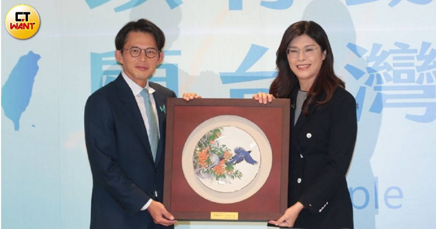 國民黨主席鄭麗文（右）在兩黨主席高峰會中致贈「彩瓷圓盤」給民眾黨主席黃國昌。（圖／周志龍攝）