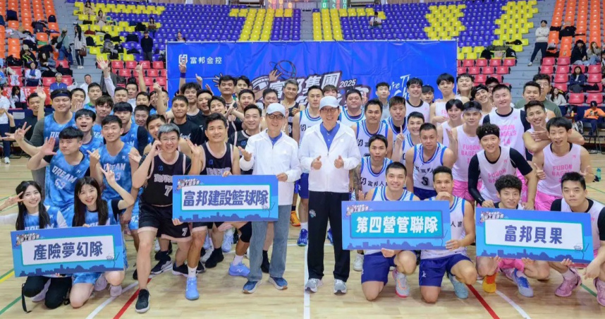 集團董事長蔡明忠跟金控董事長蔡明興。（圖／富邦提供）