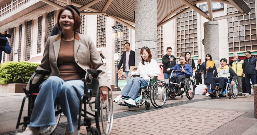 立委陳菁徽（左一）、郭昱晴（左二）等人親身體驗身障者於台北車站通行動線。（圖／主辦單位提供）