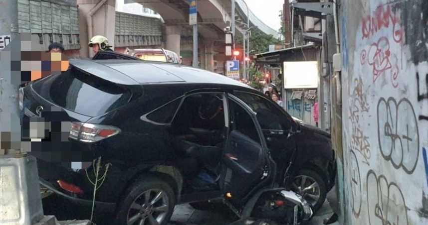 台北市市民大道一輛黑色休旅車不明原因撞上人行道，駕駛受困獲救後拒絕送醫。（圖／翻攝畫面）