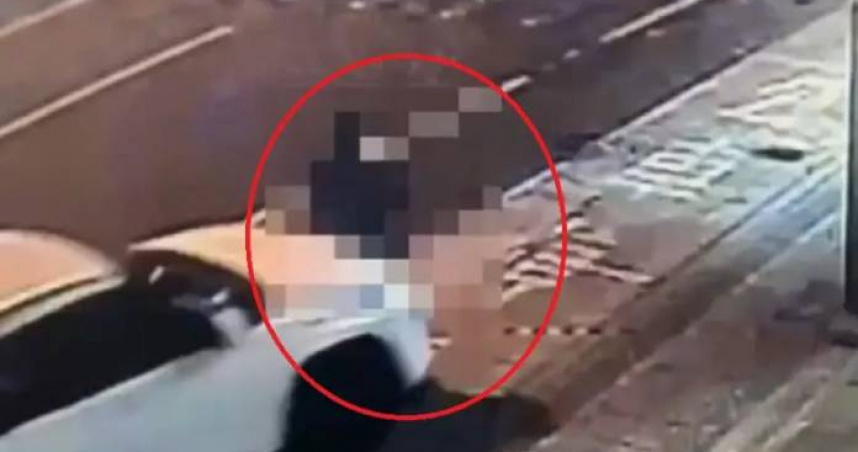 堂兄弟家族積怨爆發休旅車狂衝路旁兄弟，幸無大礙。（圖 ／翻攝畫面）