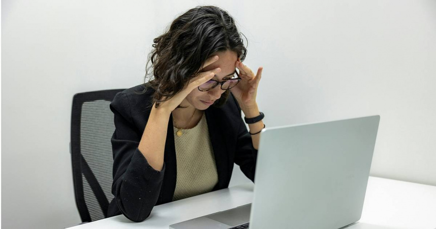 磁暴發生時，不少人會出現頭暈、頭痛的症狀。（示意圖／unsplash）