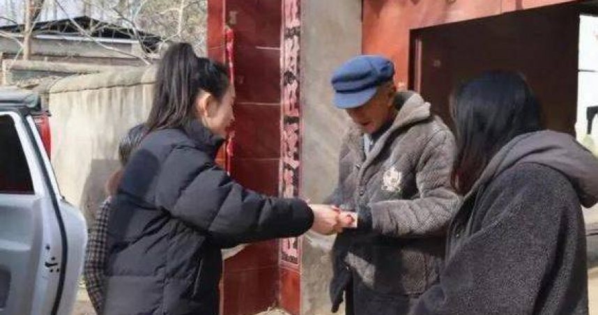 王艷華幫偏鄉外漂子女跑腿盡孝，每單只收45元。（圖／翻攝自九派新聞）