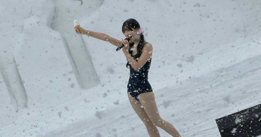 愛成來來在雪中僅穿泳衣表演。（圖／翻攝自X／planckstars）