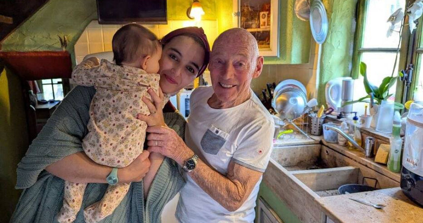 91歲的皮耶薩布萊與39歲妻子迎來第7名子女。（圖／翻攝自X，@ImpactMediaFR）