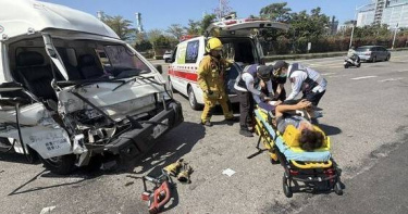 白色小貨車猛撞發財車，副駕頭破血流緊急救出。（翻攝畫面）