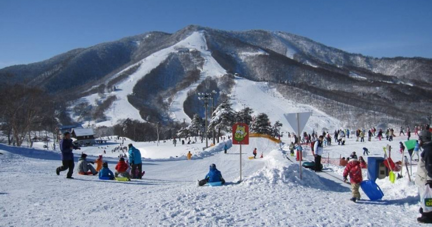 位於長野縣飯山市與新潟縣妙高市交界處的「斑尾高原滑雪場」今（2月28日）突然發生雪崩，現場5名遊客一度遭埋，包含2名台灣人。（示意圖／翻攝自斑尾高原滑雪場官網）