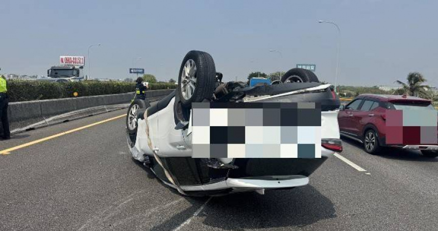 國道1號彰化溪湖路段3月27日中午發生追撞事故，前方休旅車翻覆於內側車道，駕駛受傷送醫。（圖／翻攝畫面）