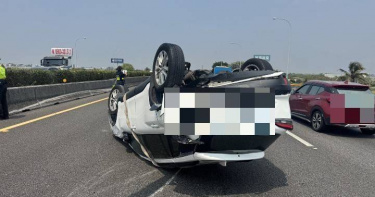 國道1號彰化溪湖路段3月27日中午發生追撞事故，前方休旅車翻覆於內側車道，駕駛受傷送醫。（圖／翻攝畫面）