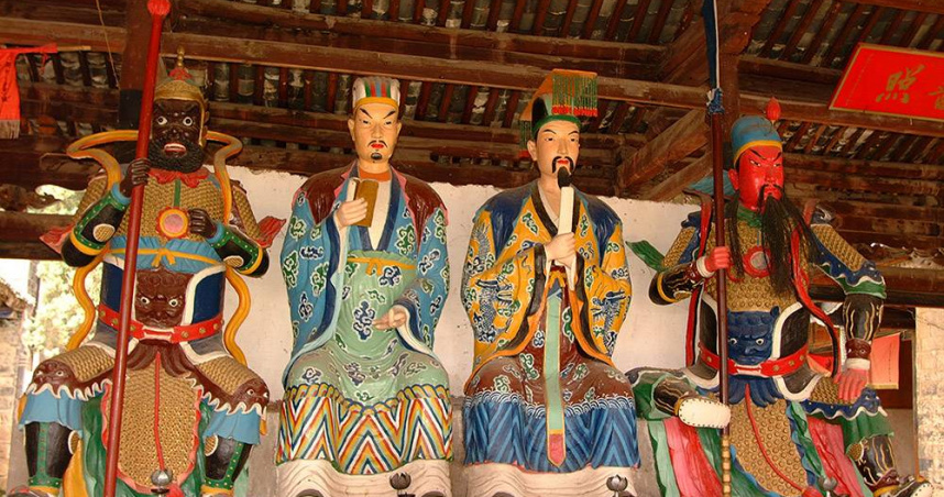 雲南建水團山大乘寺將劉備與諸葛亮的坐像居中並祀。（圖／吳德亮攝）