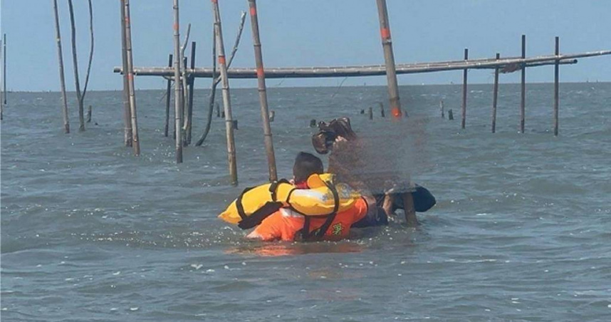 彰化芳苑19日上午有2名民眾採貝時遇漲潮受困蚵架，海巡人員出艇救援，2人平安脫困送醫。（圖／翻攝畫面）