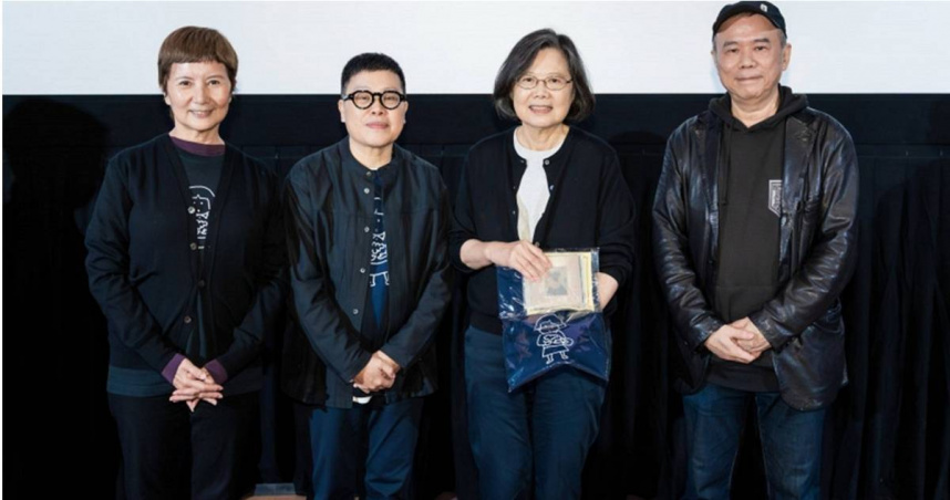 國片《大濛》票房不錯，前總統蔡英文（左3）也以行動力挺。（圖／翻攝自華文創官網）