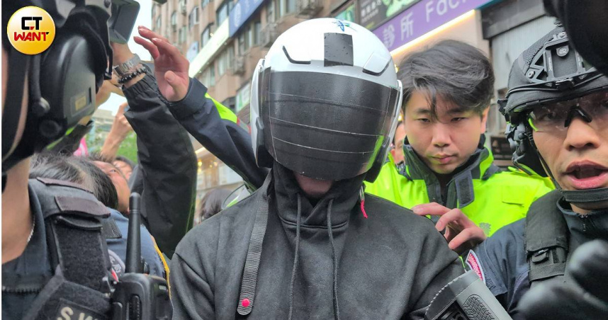 北市大安區忠孝東路四段73號24日下午驚傳銀行搶案。（圖／林冠吟攝）